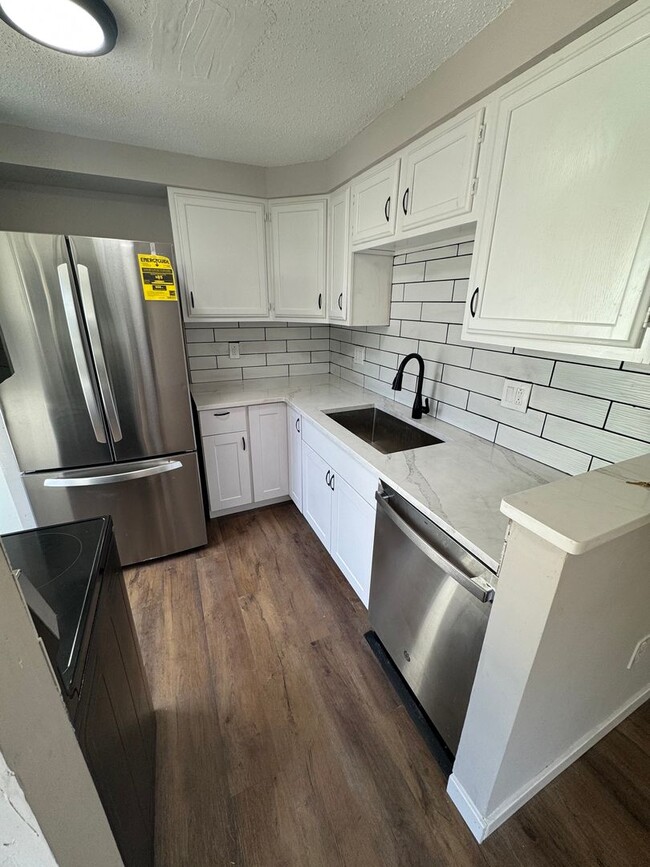 Building Photo - Townhome features 3 bedrooms and 1.5 bathr...