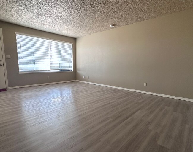 Foto del edificio - CHECK OUT THIS COZY 2 BEDROOM, 1 BATH TOWN...