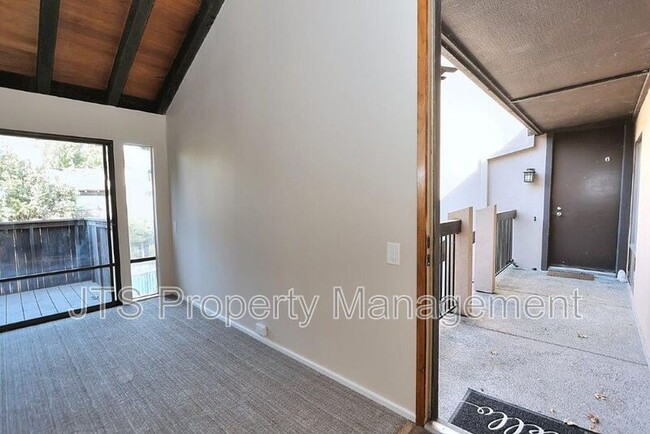 Foto del edificio - 2208 Woodside Ln