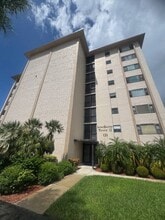 Building Photo - 121 Country Club Dr