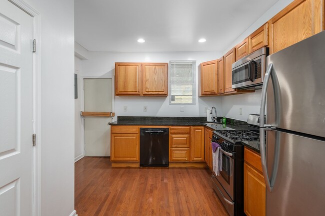 Building Photo - Beautiful 2 Bedroom in Baltimore, Fully Fu...