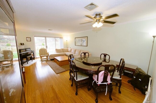 Foto del edificio - 6 Hopkins Ln