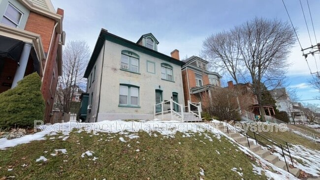 Photo - 923 Chislett St House