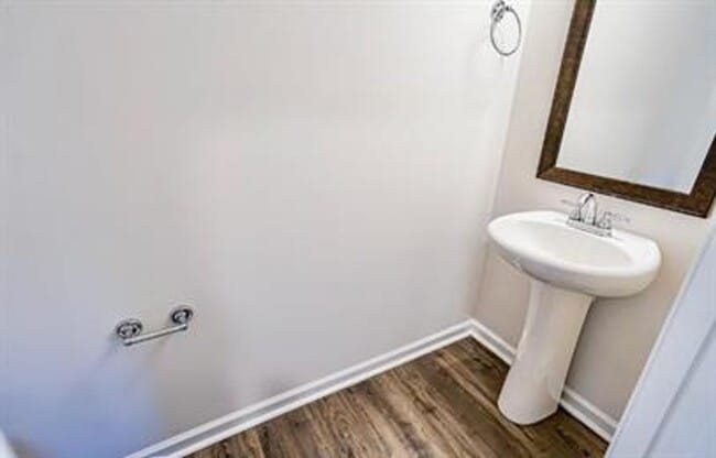 Building Photo - Spacious 3/2 Available On October 1st!