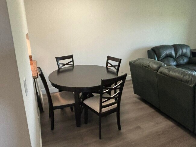 Foto del edificio - 2668 Garden Dr N