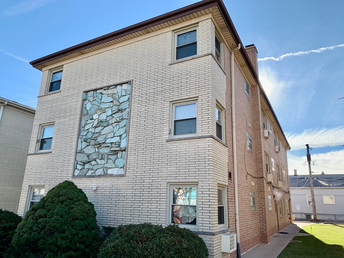 Foto del edificio - 6019 W Diversey Ave
