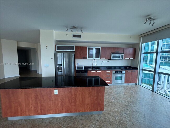 Foto del edificio - 3131 NE 188th St