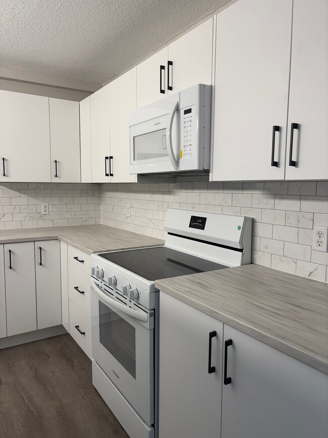 Building Photo - SPACIOUS TWO BEDROOM TWO BATHROOM APARTMENT AVAILABLE- DOWNTOWN DARTMOUTH