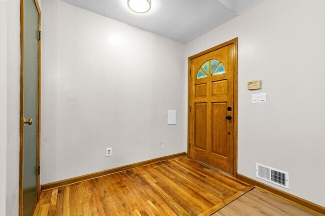 Foto del edificio - Fully Renovated Three Bedroom in the heart of Stockbridge!