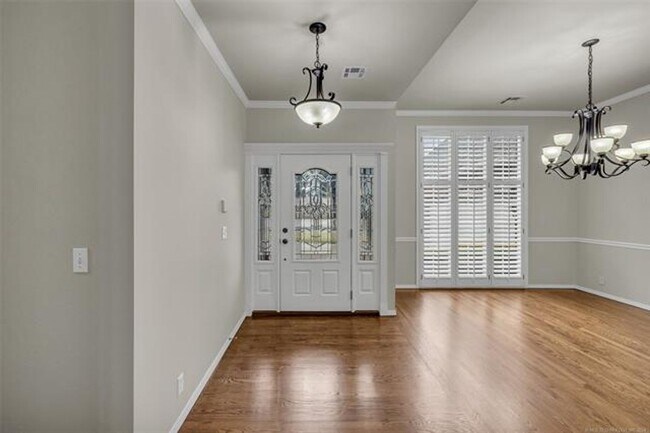 Building Photo - Immaculate and hard to find Single-Story w...