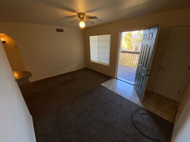 Building Photo - One Bedroom Condo with Mountain Views