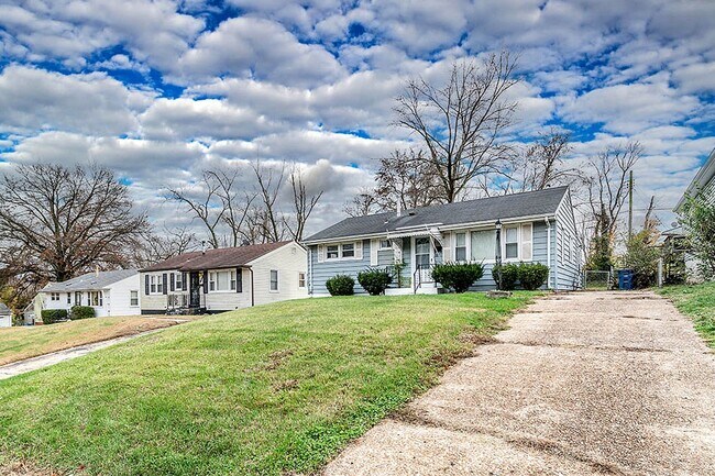 Building Photo - 3-Bedroom Home with Hardwood Floors & Fenced Yard in St. Louis
