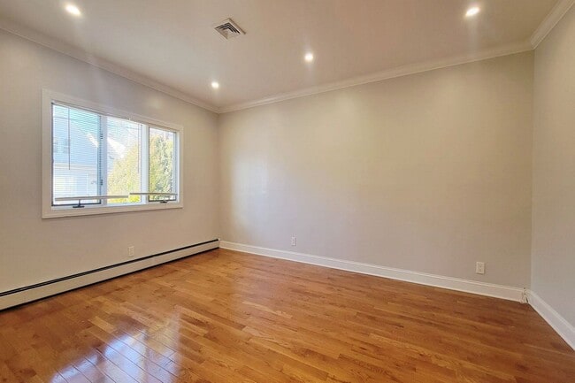 Building Photo - 164 Main St