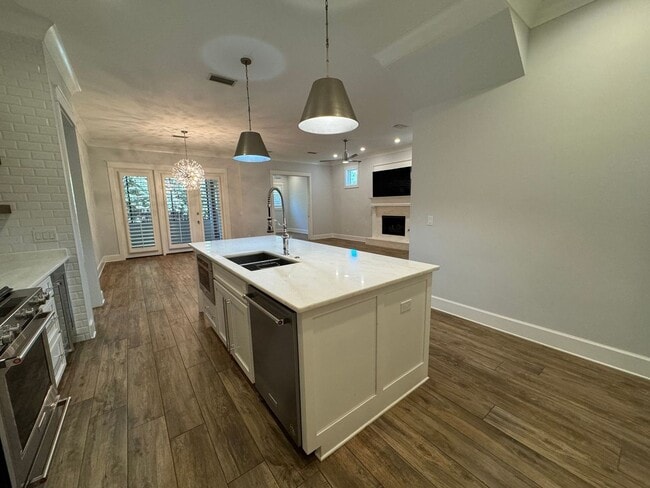 Building Photo - Grand Point East - 4 Bedroom, 3 Bathroom w...