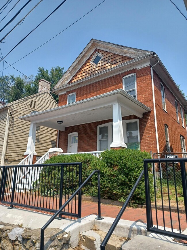 Building Photo - 306 S Kent St