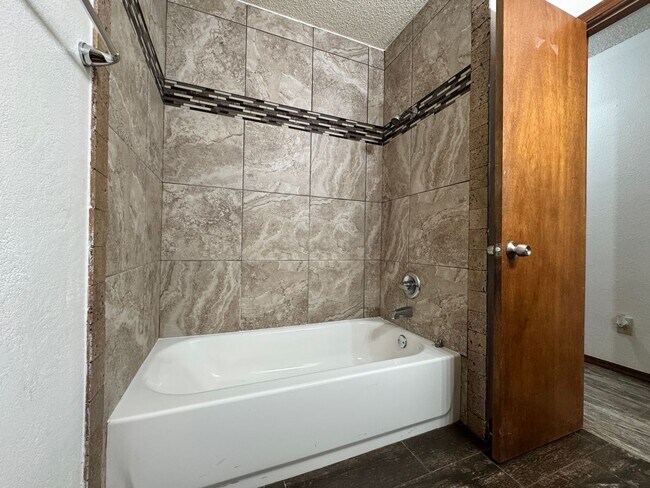 Foto del edificio - 3 Bedroom, 2 bath, 2 car garage home avail...