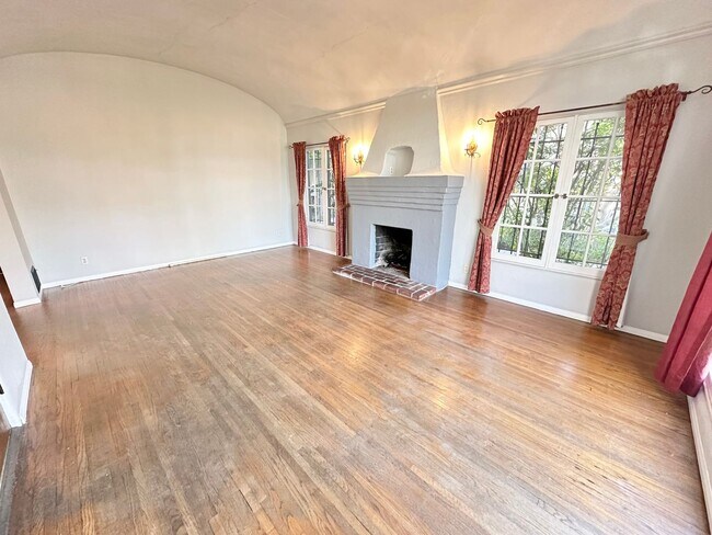 Foto del edificio - Beautiful Vintage Home with RV Sized Garage and Large Backyard