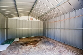 Building Photo - 9806 Larston St