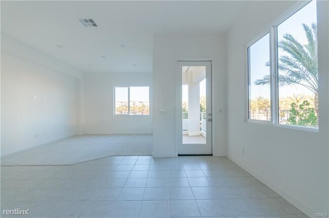 Building Photo - 4 br, 3.5 bath Townhome - 1396 E Meridian ...