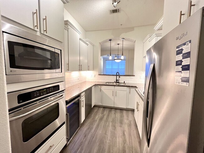 Foto del edificio - BEAUTIFUL CONDO WITH AMENITIES NEAR VANDER...