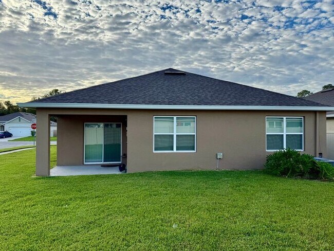 Foto del edificio - Nearly New 4-bedroom Sanford Home minutes ...