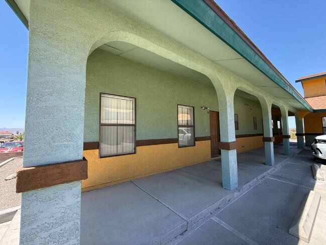 Foto del edificio - 2 bed 2.5 bath great location BHCRENT.COM to schedule a viewing