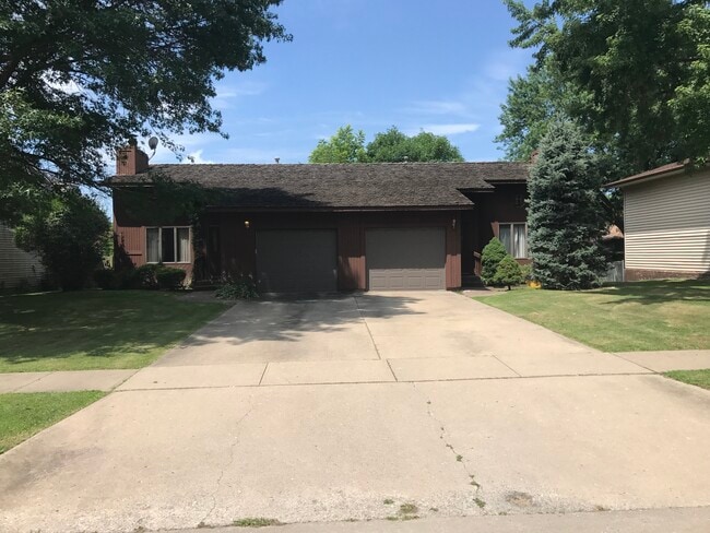 Building Photo - 1458 Eastview Dr