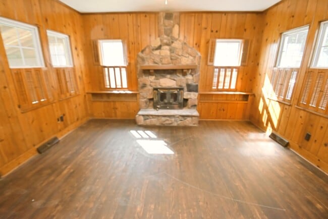 Foto del edificio - 2 bedroom 2 bath home with 2 story garage