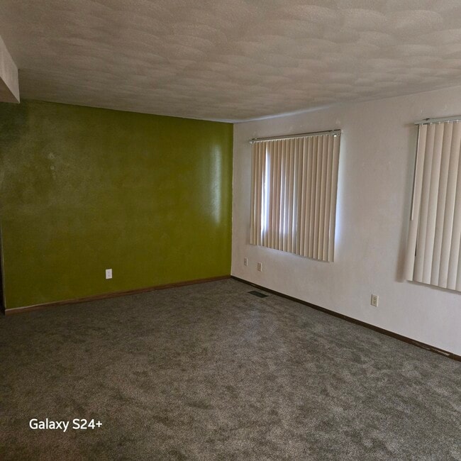 Building Photo - 321 Allan Ave