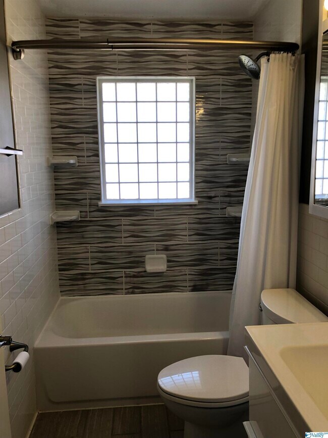 Foto del edificio - 1811 Stevens Dr NE