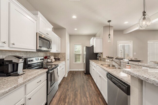 Foto del edificio - August Pre-Lease!! 4/4.5 in Pershing Point!