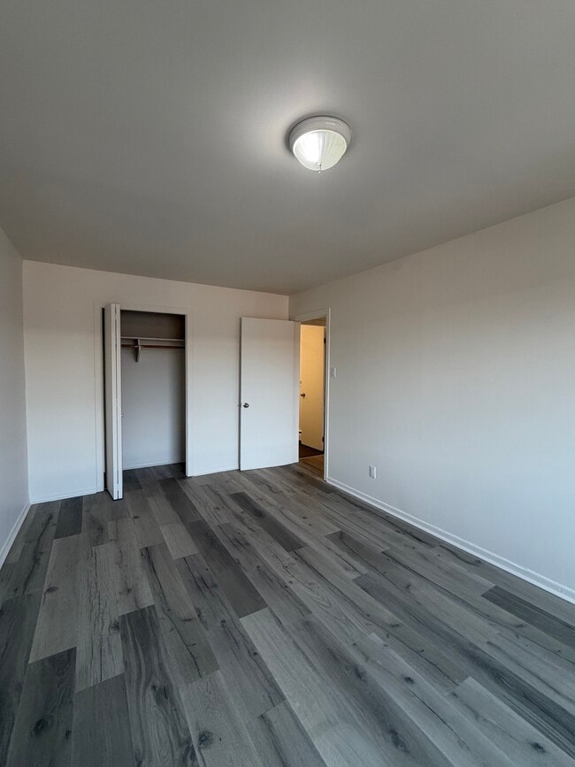 Building Photo - 560 Av 33E