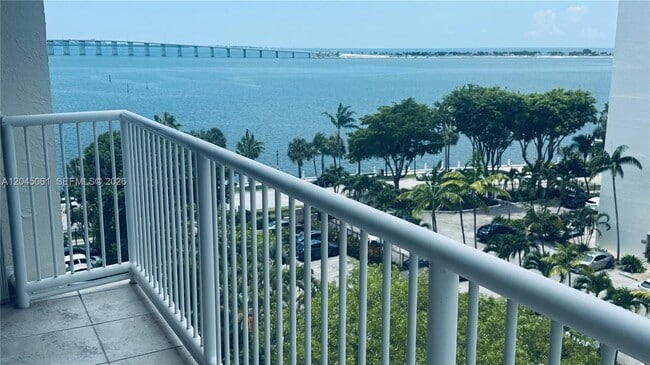 Building Photo - 1440 Brickell Bay Dr