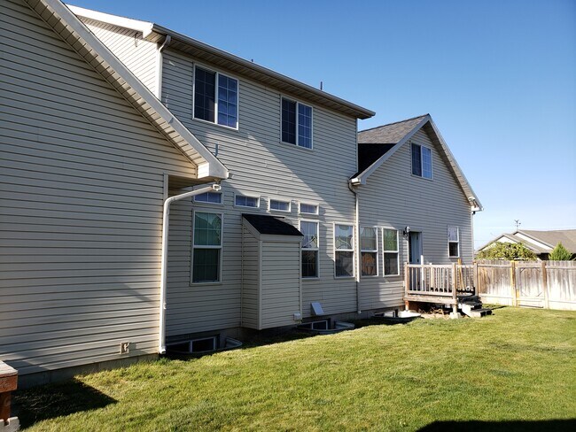 Patio trasero - 2148 Candlewood Ave