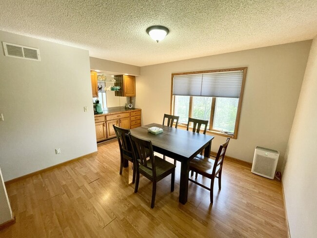 Building Photo - 2048 Plaen View Dr
