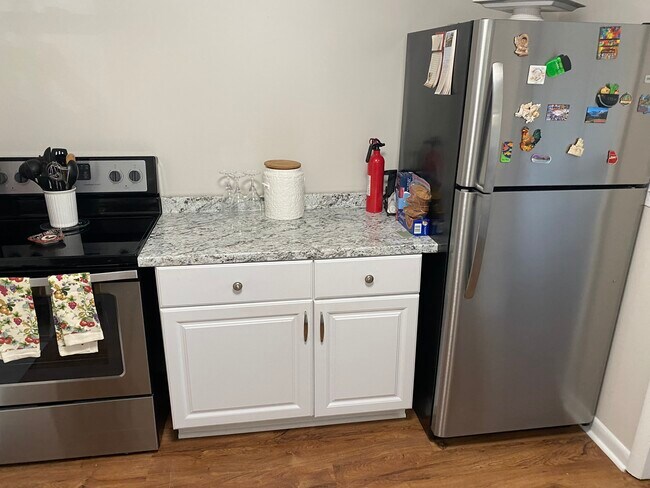 Fully furnished kitchen all appliances - 805 Belton Dr