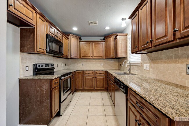 Foto del edificio - Move in Special !! $250 Off your First Full Month Rent! Beautiful Large 4BD/2BTH Home Near Tinker...