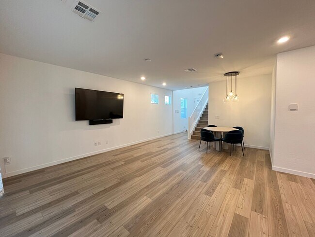 Building Photo - Stunning 3 Bedroom 3 Bathroom in Summerlin...