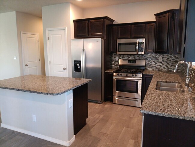 Foto del edificio - 4 Bedroom, 2 Bathroom! Lovely Home Coming Soon!