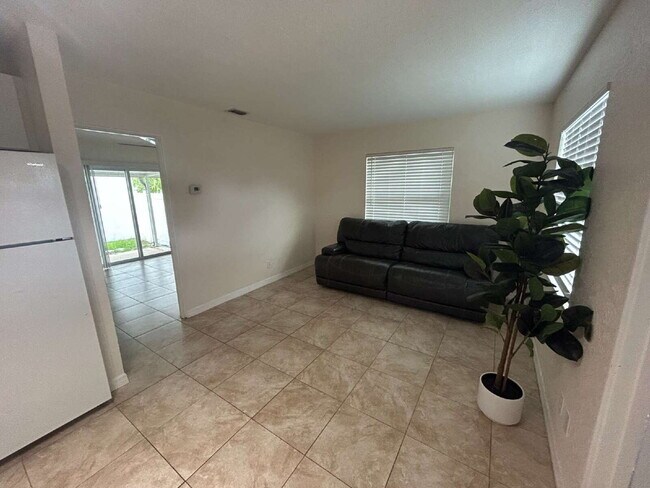 Foto del edificio - "Cozy 1-Bedroom Apartment in St. Petersburg – 550 Sq Ft of Comfort & Convenience!"