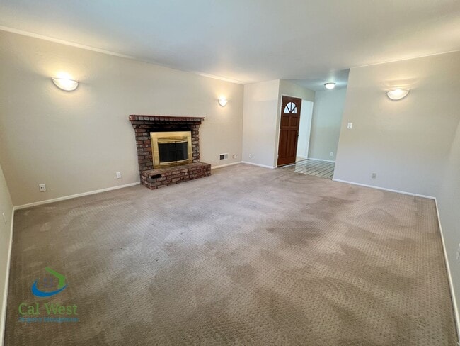 Building Photo - $3695 - 2 Bed/1.5 Bath Duplex in Santa Clara w/ Attached Garage