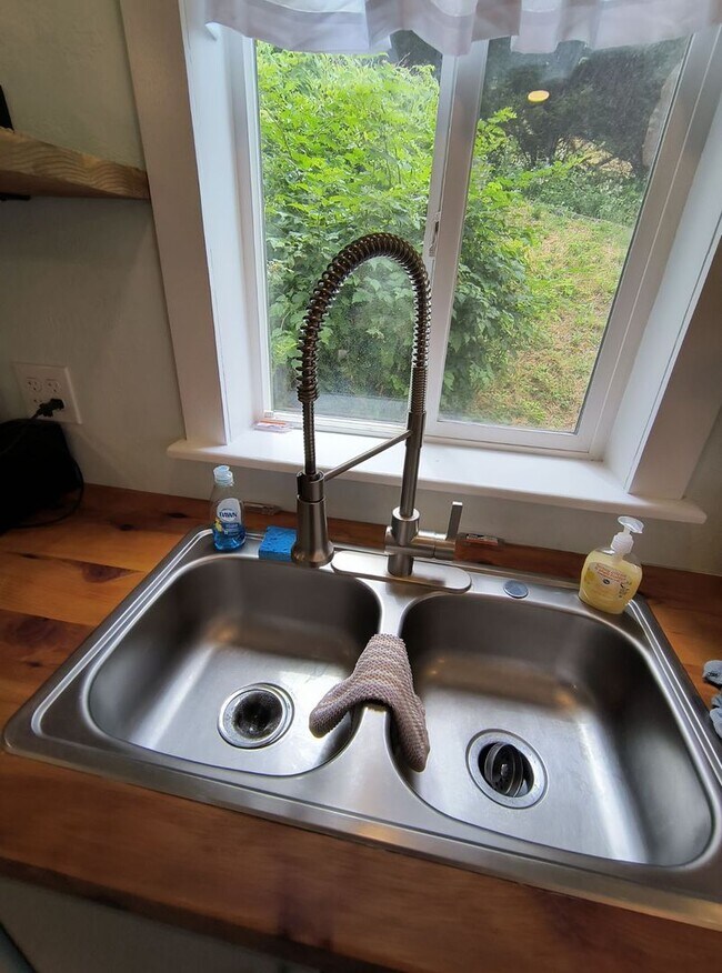 Foto del edificio - 16751 Salmonberry Rd