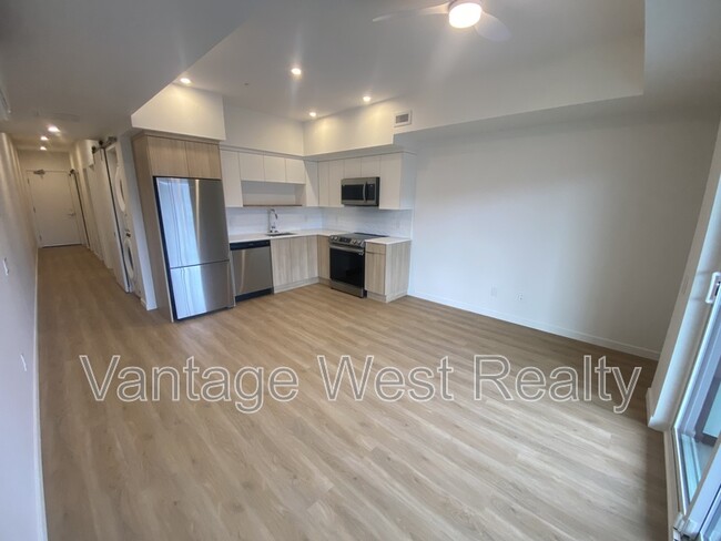 Building Photo - 604-604 Cawston Ave