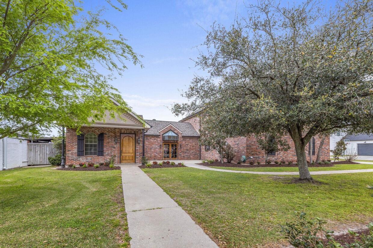 Primary Photo - 4329 Edgewater Dr