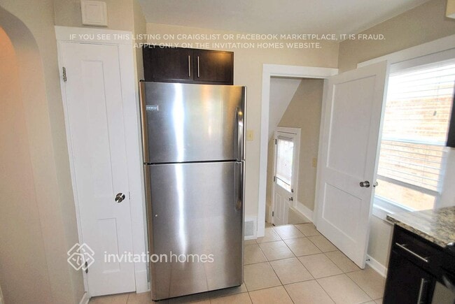 Building Photo - 3242 N Oconto Ave