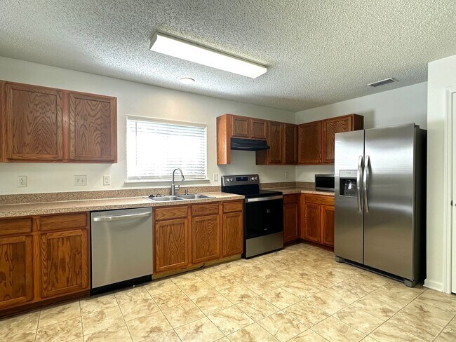 Foto del edificio - Close to Shopping, Restaurants, Schools & Beach!