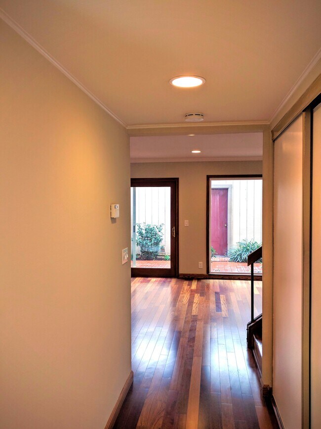 Foto del edificio - 1566 Capri Dr
