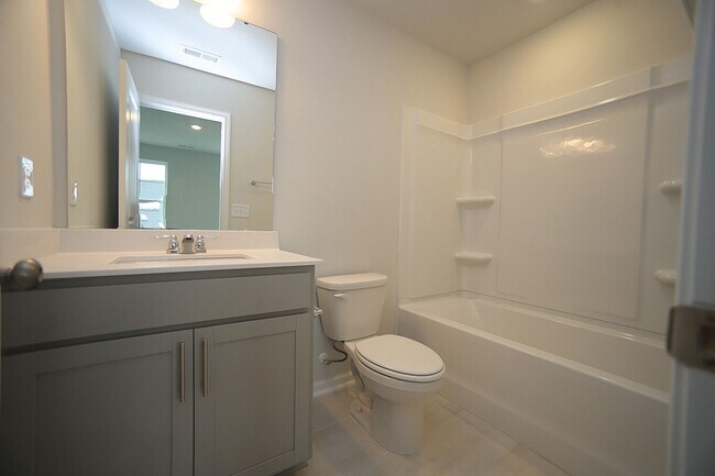 Foto del edificio - Spacious End Unit Townhome in Beautiful Ne...