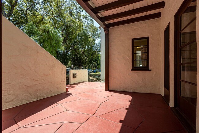 Building Photo - Beautifully Restored 3BR Miracle Mile Duplex | 1,725 SF | Near Metro D Line