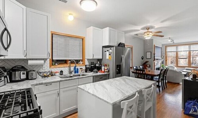 Building Photo - 2033 W Huron St